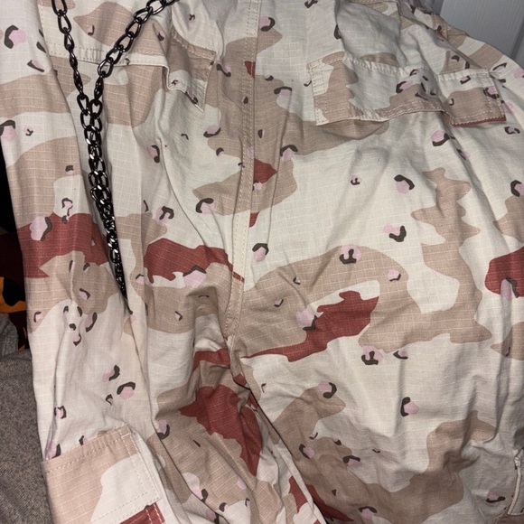 Wild Fable camo pants with chain - Picture 3 of 3